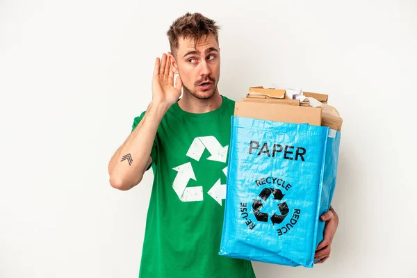 Jonge Blanke Man Gerecycled Papier Geïsoleerd Witte Achtergrond Proberen Een — Stockfoto