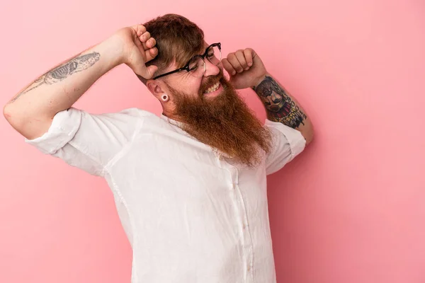 Jovem Homem Gengibre Caucasiano Com Barba Longa Isolado Fundo Rosa — Fotografia de Stock