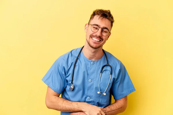 Jonge Verpleegster Kaukasische Man Geïsoleerd Gele Achtergrond Lachen Plezier Hebben — Stockfoto
