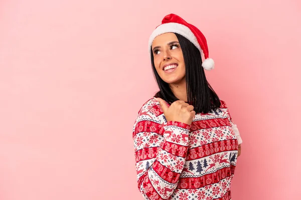 Mulher Caucasiana Jovem Com Braço Celebrando Natal Isolado Pontos Fundo — Fotografia de Stock