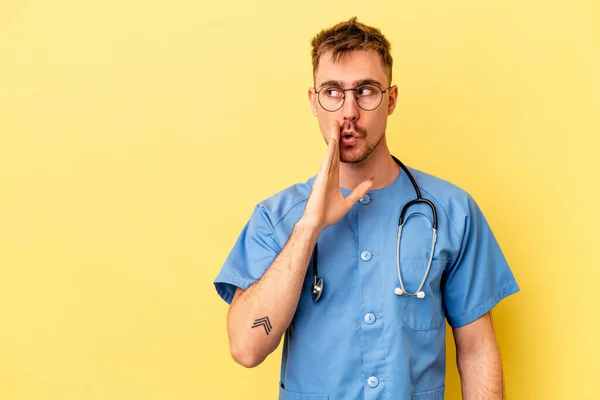 Jonge Verpleegster Kaukasische Man Geïsoleerd Gele Achtergrond Zegt Een Geheim — Stockfoto