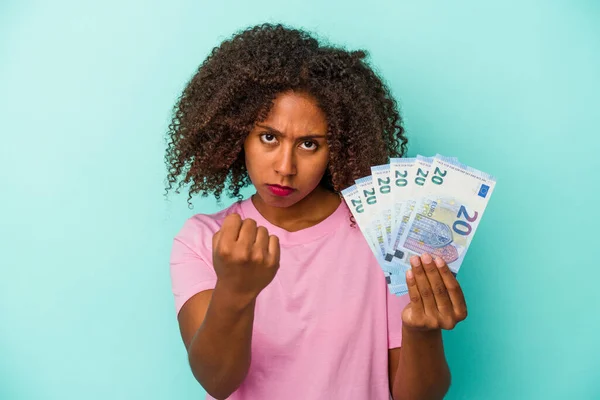 Mujer Afroamericana Joven Sosteniendo Billetes Euros Aislados Sobre Fondo Azul —  Fotos de Stock