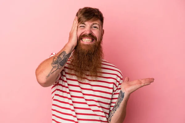 Joven Jengibre Caucásico Con Barba Larga Aislado Sobre Fondo Rosa —  Fotos de Stock