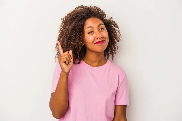 Молодая Африканская Американка Кудрявыми Волосами Белом Фоне Показывает Номер Один — стоковое фото