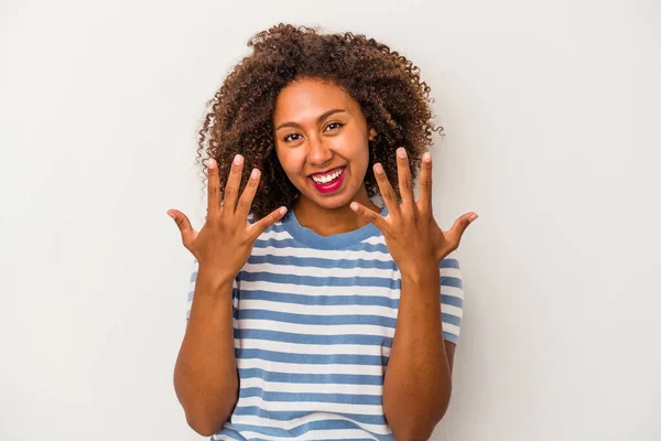 Молода Афроамериканська Жінка Кучерявим Волоссям Ізольована Білому Тлі Показує Номер — стокове фото