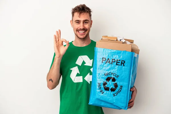 Junge Kaukasische Mann Recyclingpapier Isoliert Auf Weißem Hintergrund Fröhlich Und — Stockfoto