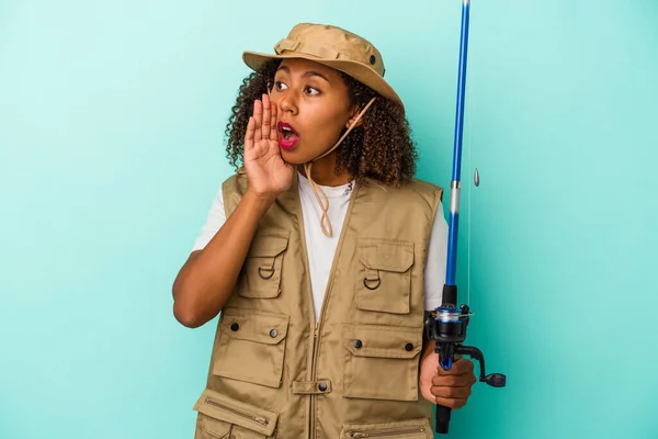 Young African American Fisherwoman Holding Rod Isolated Blue Background Shouting — Stock Photo, Image