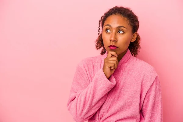 Giovane Donna Afroamericana Che Indossa Accappatoio Isolato Sfondo Rosa Guardando — Foto Stock