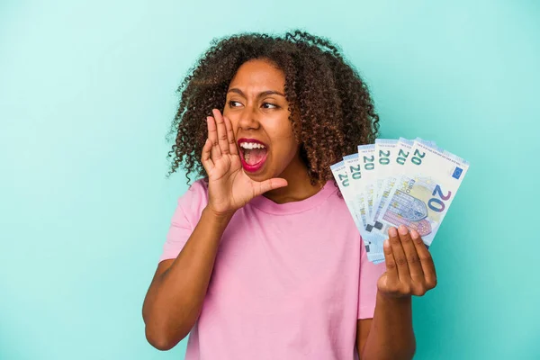 青い背景の叫びと手のひらを開いて口の近くに保持に孤立ユーロ紙幣を保持若いアフリカ系アメリカ人女性 — ストック写真