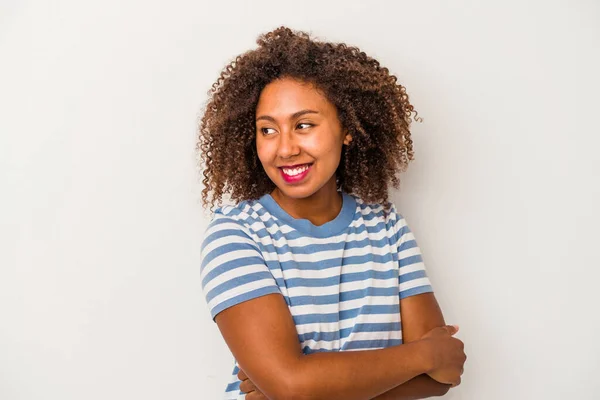 Jovem Afro Americana Com Cabelo Encaracolado Isolado Fundo Branco Rindo — Fotografia de Stock