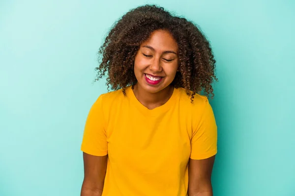 Joven Mujer Afroamericana Con Pelo Rizado Aislado Sobre Fondo Azul — Foto de Stock