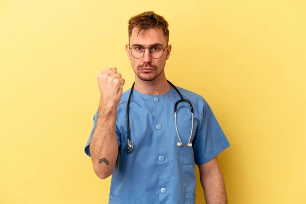 Jonge Verpleegster Blanke Man Geïsoleerd Gele Achtergrond Tonen Vuist Naar — Stockfoto