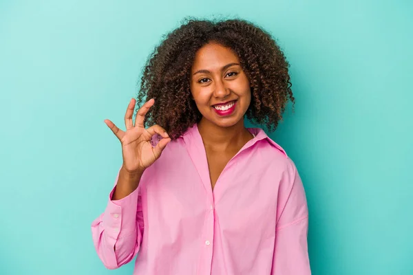 Jovem Afro Americana Com Cabelo Encaracolado Isolado Fundo Azul Alegre — Fotografia de Stock