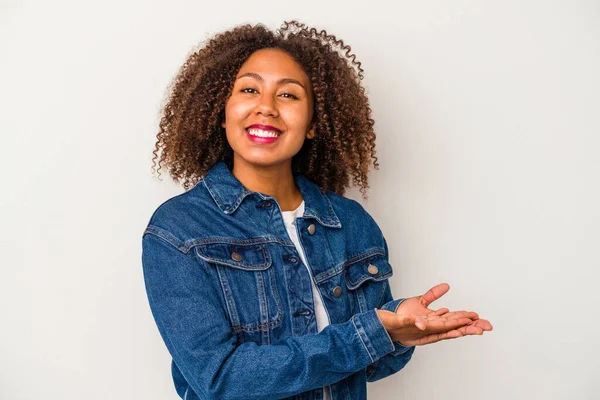 Jovem Afro Americana Com Cabelo Encaracolado Isolado Fundo Branco Segurando — Fotografia de Stock