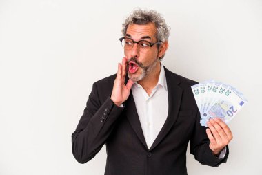 Mavi arka planda banknotları tutan orta yaşlı bir iş adamı gizli bir sıcak fren haberi veriyor ve kenara bakıyor.