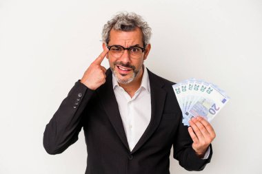 Elinde banknotlar tutan orta yaşlı bir iş adamı işaret parmağıyla yaptığı hayal kırıklığını gösteriyor..