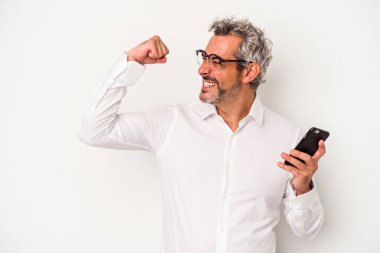 Beyaz arka planda izole edilmiş cep telefonu tutan Kafkasyalı iş adamı zaferden sonra yumruğunu kaldırıyor, kazanan konsept..