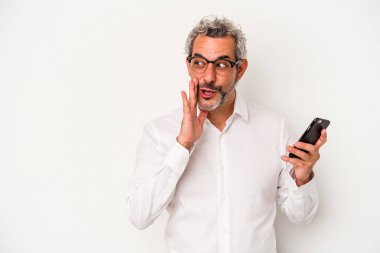 Beyaz arka planda izole edilmiş bir cep telefonu tutan Kafkasyalı iş adamı gizli bir fren haberinin olduğunu söylüyor.