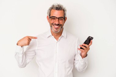 Beyaz arka planda izole edilmiş cep telefonu tutan beyaz bir iş adamı, gururlu ve kendinden emin bir şekilde gömlek fotokopi odasını işaret ediyor.