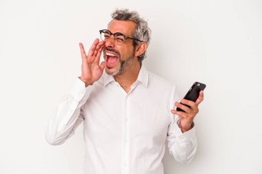 Beyaz arka planda izole edilmiş bir cep telefonu tutan Kafkasyalı iş adamı bağırıyor ve avuç içini açık tutuyor..