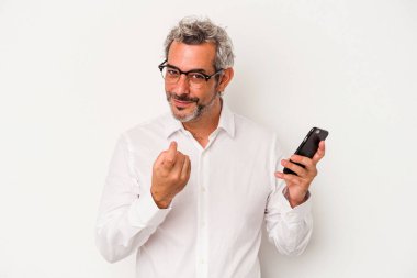 Beyaz arka planda izole edilmiş bir cep telefonu tutan Kafkasyalı iş adamı seni işaret ediyor sanki davet ediyormuş gibi..