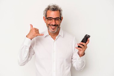 Beyaz arka planda izole edilmiş cep telefonu tutan orta yaşlı beyaz iş adamı parmaklarıyla bir cep telefonu hareketi gösteriyor..