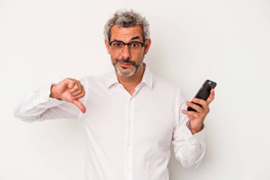 Beyaz arka planda izole edilmiş bir cep telefonu tutan orta yaşlı beyaz iş adamı hoşlanmadığı bir hareket gösteriyor. Anlaşmazlık konsepti.