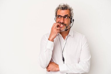 Orta yaşlı pazarlamacı beyaz arka planda izole edilmiş beyaz bir adam bir şeyin fotokopi alanına baktığını düşünerek rahatlamış..