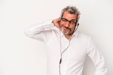 Orta yaşlı beyaz pazarlamacı beyaz arka planda izole edilmiş. Kafasının arkasına dokunuyor, düşünüyor ve bir seçim yapıyor..