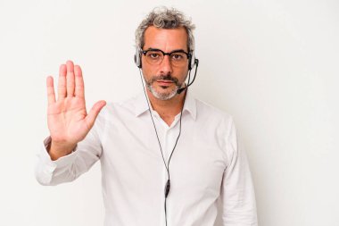 Orta yaşlı beyaz pazarlamacı beyaz arka planda izole edilmiş, elini uzatmış, dur işareti göstererek seni engelliyor..