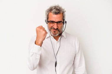Beyaz arka planda izole edilmiş orta yaşlı tele pazarlamacı, kameraya yumruk, agresif yüz ifadesi gösteriyor..