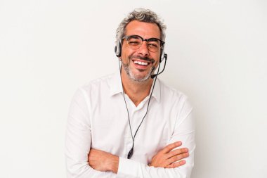 Beyaz arka planda izole edilmiş orta yaşlı pazarlamacı beyaz adam gülüyor ve eğleniyor..