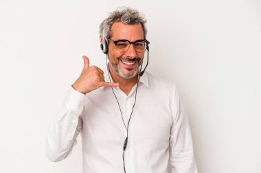 Beyaz arka planda izole edilmiş orta yaşlı beyaz pazarlamacı parmakları olan bir cep telefonu hareketi gösteriyor..