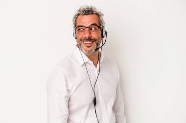 Beyaz arka planda izole edilmiş orta yaşlı tele pazarlamacı beyaz adam gülümsüyor, neşeli ve keyifli görünüyor..