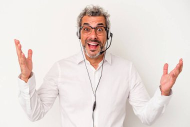 Beyaz arka planda izole edilmiş orta yaşlı pazarlamacı hoş bir sürprizle karşılaşıyor, heyecanlı ve el kaldırıyor..