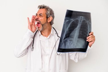 Beyaz arka planda izole edilmiş bir radyografi tutan orta yaşlı doktor avucunu açıp bağırıyor..