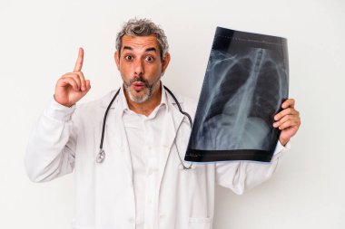 Beyaz arka planda izole edilmiş bir radyografi tutan orta yaşlı bir doktor bir fikri ve ilham konsepti var..