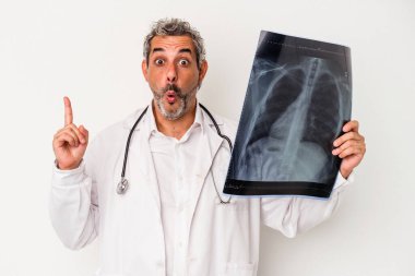 Beyaz arka planda izole edilmiş bir radyografi tutan orta yaşlı doktor harika bir fikir, yaratıcılık kavramı var..