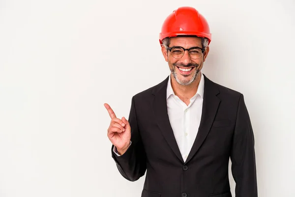 Arquiteto Meia Idade Homem Caucasiano Isolado Fundo Branco Sorrindo Apontando — Fotografia de Stock