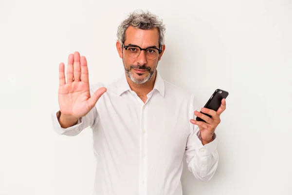 Hombre Negocios Caucásico Mediana Edad Sosteniendo Teléfono Móvil Aislado Sobre — Foto de Stock
