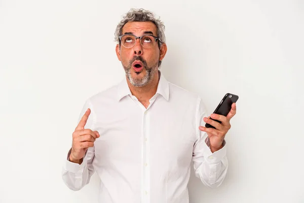 Średniowieczny Biały Biznesmen Trzyma Telefon Komórkowy Odizolowany Białym Tle Wskazując — Zdjęcie stockowe