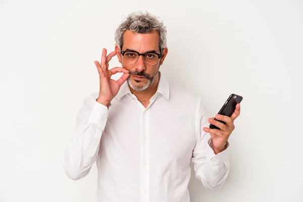 Medelålders Kaukasiska Affärsman Som Håller Mobiltelefon Isolerad Vit Bakgrund Med — Stockfoto