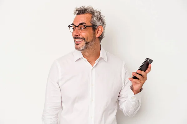 Medelålders Kaukasiska Affärsman Som Håller Mobiltelefon Isolerad Vit Bakgrund Ser — Stockfoto