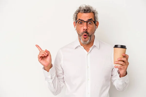 Orta Yaşlı Bir Adamı Beyaz Arka Planda Izole Edilmiş Kahve — Stok fotoğraf