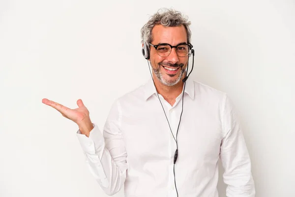 Medioevo Telemarketer Uomo Caucasico Isolato Sfondo Bianco Mostrando Uno Spazio — Foto Stock