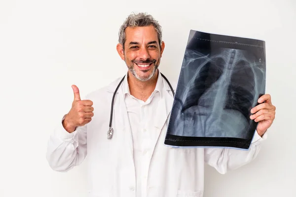 Médico Caucásico Mediana Edad Sosteniendo Una Radiografía Aislada Sobre Fondo —  Fotos de Stock