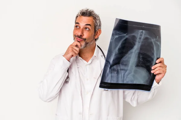 Lekarz Średnim Wieku Biały Mężczyzna Trzymający Radiografię Białym Tle Patrzący — Zdjęcie stockowe