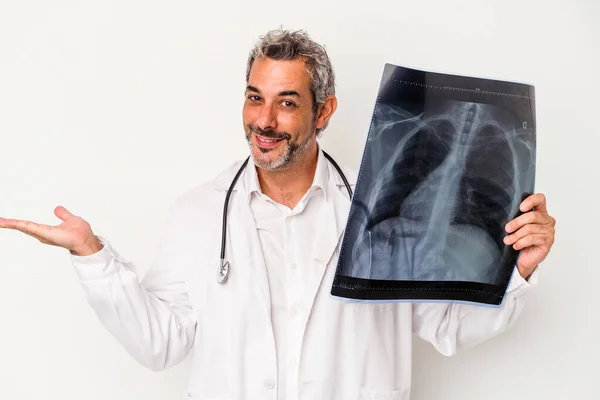 Lekarz Średnim Wieku Kaukaski Mężczyzna Trzymający Radiografię Wyizolowaną Białym Tle — Zdjęcie stockowe