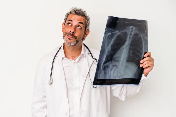 Moyen Âge Médecin Caucasien Homme Tenant Une Radiographie Isolé Sur — Photo
