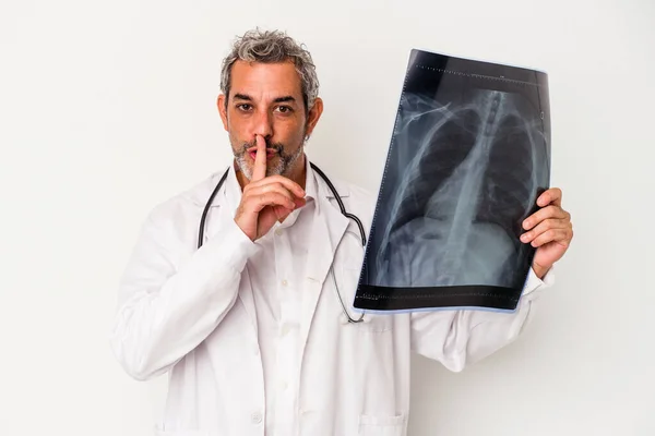Středního Věku Lékař Běloch Muž Drží Radiografii Izolované Bílém Pozadí — Stock fotografie